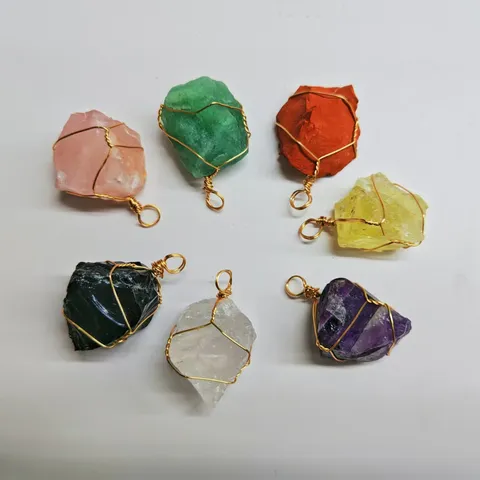 Collier Pendentif en Cristal Naturel Pierre Brute Irrégulière Fait Main En Fil Métallique Bijou de Pierre de Guérison Cadeaux Pour Femmes