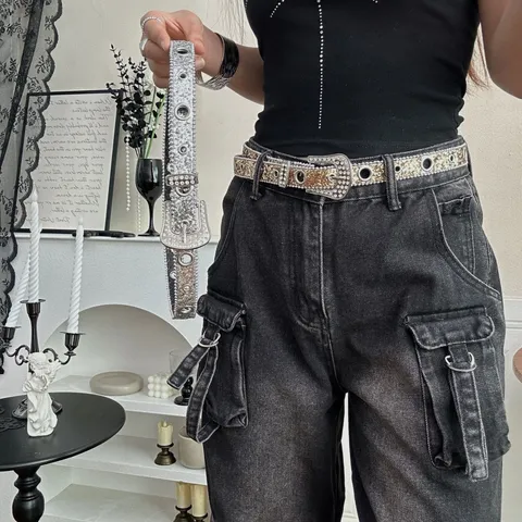 Ceinture Punk Strass Y2K pour Femmes Similicuir Argent Or Bling Ceinture de Taille Avec Boucle Sculptée en Alliage Accessoire de Mode Streetwear