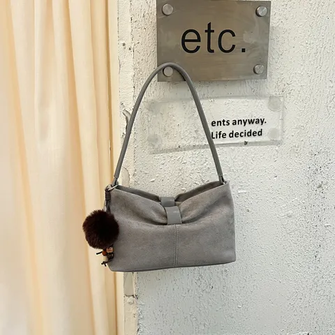 Mode Dames Suède Schoudertas Esthetische Woon-werkverkeer Crossbody Tas Eenvoudige Retro Handtas Met Pluche Bal Hanger Voor Dagelijkse Vrije Tijd
