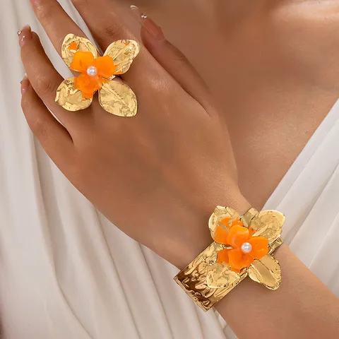 Bijoux Floraux Martelés Or Exagérés Européen Américain Alliage de Fer Résine Fleur Orange Perle Artificielle Bague Et Bracelet Manchette