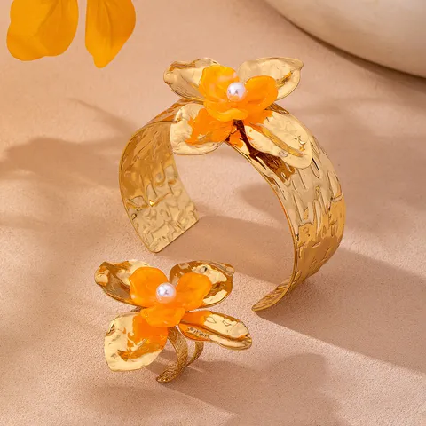 Bijoux Floraux Martelés Or Exagérés Européen Américain Alliage de Fer Résine Fleur Orange Perle Artificielle Bague Et Bracelet Manchette