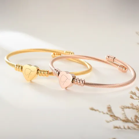 Bracelet En Fil D'acier Inoxydable Avec Pendentif Coeur Torsadé Jonc Ouvert Bijoux De Mode Minimalistes Élégants Pour Femmes