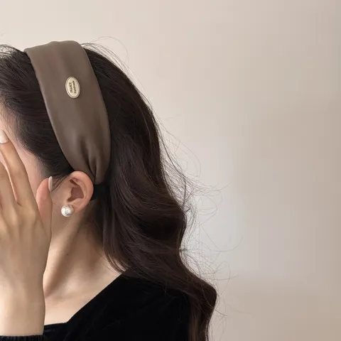 Serre-tête Large en Cuir PU Rétro Coréen Haut de Crâne Élégant Avec Étiquette Métallique Accessoires Cheveux Femme