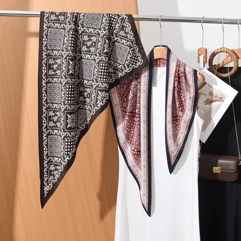 Dames Elegante Paisley Driehoekige Sjaal Satijn Glans Polyester Sjaal Retro Geometrische Print Halssjaal Hoofddoek Mode Accessoire