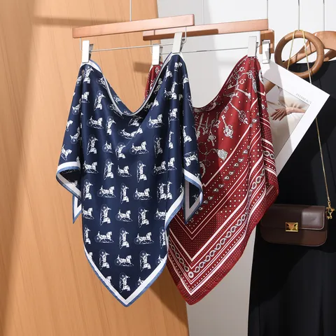 Vintage Bedrukte Driehoekige Sjaal Voor Vrouwen Polyester Satijn Zijdeachtige Sjaal Retro Geometrische Ruiterpatroon Layering Accessoire