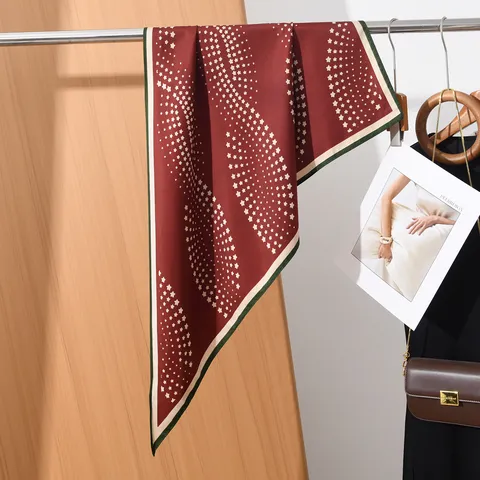 Dames Elegante Paisley Bedrukte Driehoekige Sjaal Polyester Decoratieve Bandana Halssjaal Mode Woon-werkverkeer Accessoires
