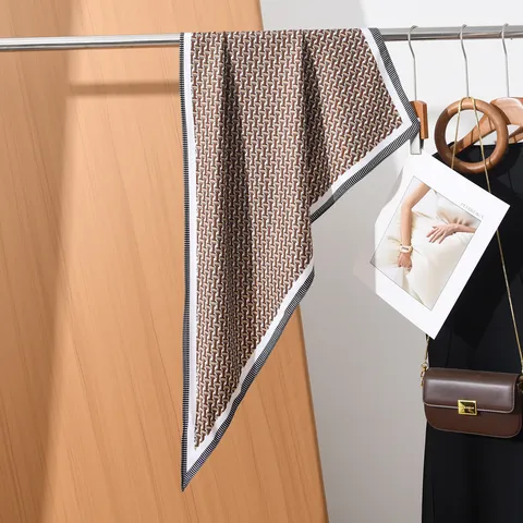 Vintage Bedrukte Driehoekige Sjaal Voor Vrouwen Polyester Satijn Zijdeachtige Sjaal Retro Geometrische Ruiterpatroon Layering Accessoire