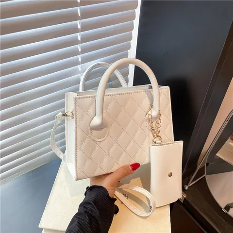 Dames PU Leer Gewatteerde Schoudertas Trendy Chique Kleine Vierkante Handtas Crossbody Tas Met Portemonnee Hanger