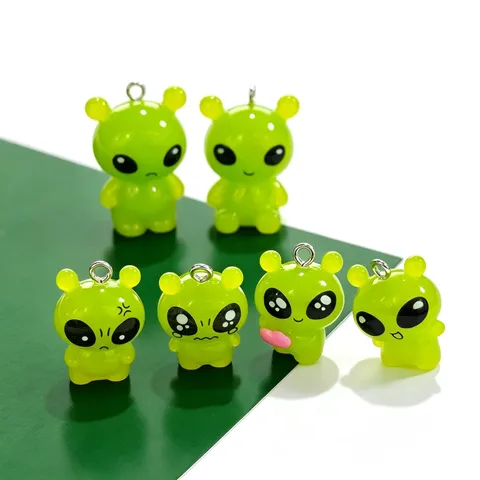 Fluoreszierende Grüne Harz Außerirdische Charms Lustige Süße Cartoon Pendants Für DIY Ohrringe Schlüsselanhänger Halskette Schmuckherstellung