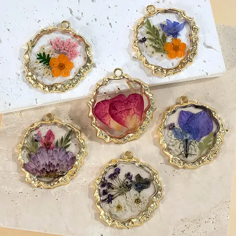 Colgante de Resina Vintage con Flores Secas Reales Borde Irregular de Aleación Dorada Dijes DIY para Collar Llavero Mujer
