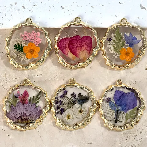 Colgante de Resina Vintage con Flores Secas Reales Borde Irregular de Aleación Dorada Dijes DIY para Collar Llavero Mujer