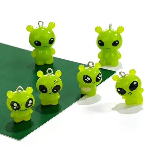 Fluoreszierende Grüne Harz Außerirdische Charms Lustige Süße Cartoon Pendants Für DIY Ohrringe Schlüsselanhänger Halskette Schmuckherstellung