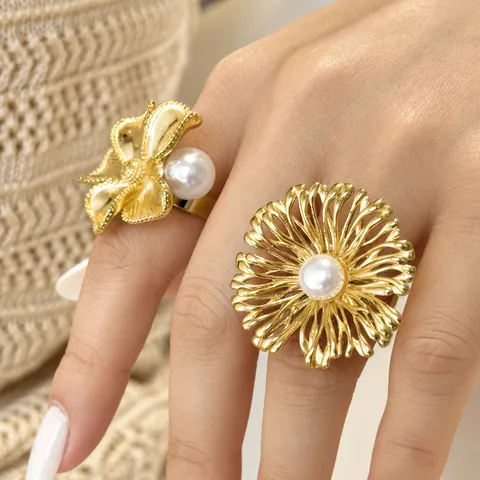 Anello Aperto a Forma di Fiore con Perla Artificiale Lusso Europeo Acciaio Inossidabile Placcato Oro 18K Anello Dichiarazione Donna Gioielli Retro