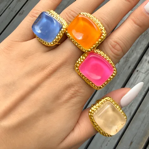 Anello Aperto in Acciaio Inossidabile Oro con Texture Martellata per Donna Anello in Resina Quadrata Colorata Design di Nicchia