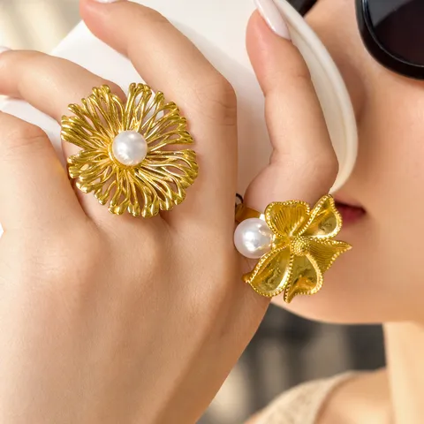Anello Aperto a Forma di Fiore con Perla Artificiale Lusso Europeo Acciaio Inossidabile Placcato Oro 18K Anello Dichiarazione Donna Gioielli Retro