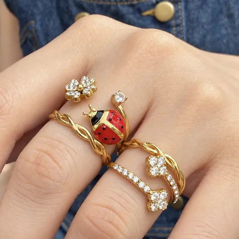 Anello Squisito Con Fiore A Quattro Petali E Coccinella Per Donna Placcato In Oro 18K In Acciaio Inossidabile Con Strass Smalto Anello Di Nicchia Gioielli