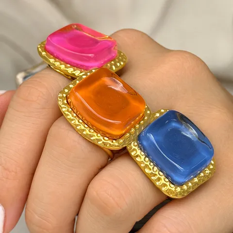 Anello Aperto in Acciaio Inossidabile Oro con Texture Martellata per Donna Anello in Resina Quadrata Colorata Design di Nicchia