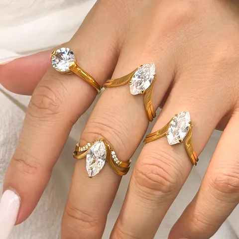 Lussuoso Anello in Acciaio Inossidabile con Zirconia Marquise Placcato Oro 18k per Donna Gioielli Geometrici Minimalisti alla Moda Regalo