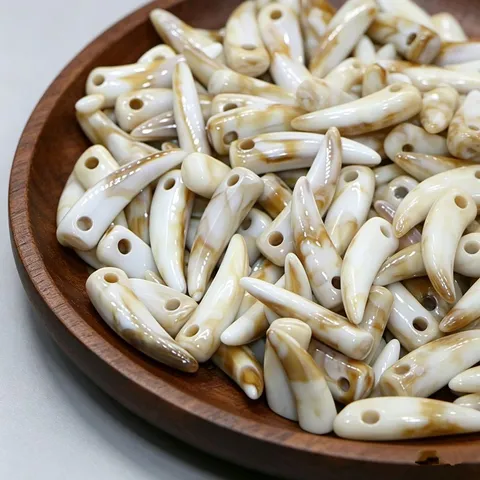 Ciondoli in Resina a Forma di Dente di Lupo Colore Conchiglia Bianco Ciondoli in Imitazione Osso per Fai da Te Collana Bracciale Gioielli