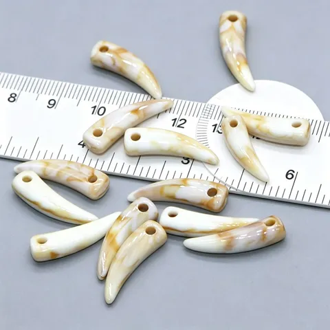 Ciondoli in Resina a Forma di Dente di Lupo Colore Conchiglia Bianco Ciondoli in Imitazione Osso per Fai da Te Collana Bracciale Gioielli