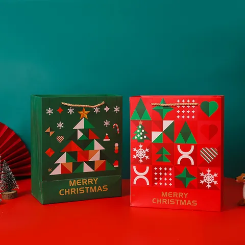 Kerstmis Papieren Cadeauzakje Met Touwgreep Geometrisch Kerstboom Sneeuwvlok Patroon Rood Groen Gelamineerd Wit Karton Feest Verpakkingstas