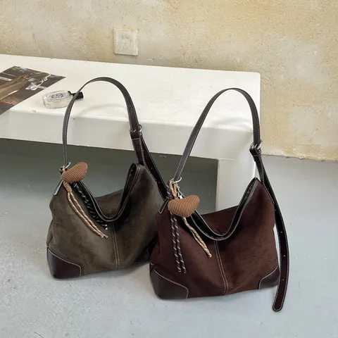 Retro Gematteerd Imitatiesuède Tote Bag Voor Dames Grote Capaciteit Slouchy Hobo Schoudertas Met Hart Hanger Minimalistische PU Leren Tas