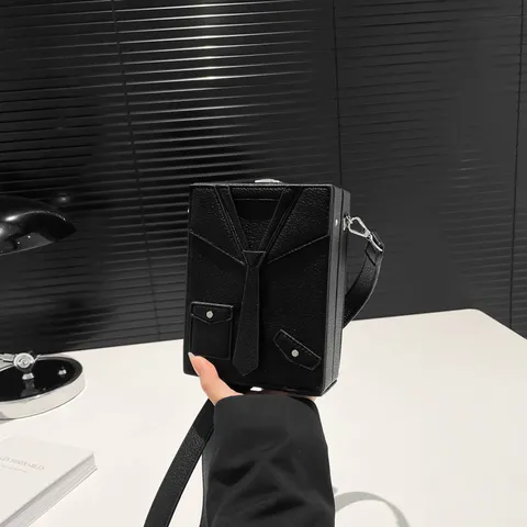 Femme Nouveauté Design Cravate De Costume Cuir PU Sac Bandoulière Mode Chic Poignée Supérieure Sac À Main Petit Carré