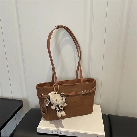 Bolso de Axila de Imitación de Ante Vintage para Mujer Bolso Tote Minimalista de Moda Bolso de Hombro con Colgante de Oso de Peluche