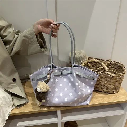 Borsa Tote da Donna Minimalista a Pois Grande Capacità Leggera Borsa a Tracolla alla Moda Ciondolo Orsetto Tessuto Stampato Quotidiana