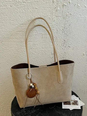 Sac Cabas Femme Grande Capacité en Suédine Simple Mode Travail Sac à Épaule Avec Pendentif en Bois Léopard Couleur Unie Main