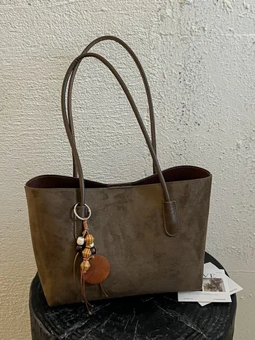 Sac Cabas Femme Grande Capacité en Suédine Simple Mode Travail Sac à Épaule Avec Pendentif en Bois Léopard Couleur Unie Main