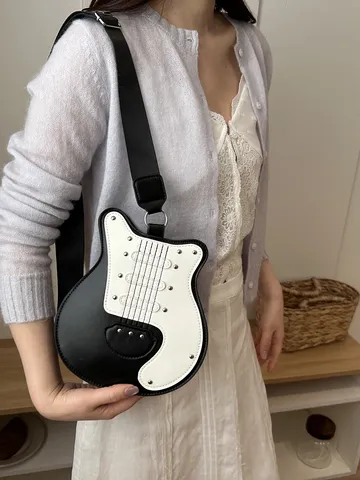 Sac Bandoulière pour Femme en Cuir PU Forme de Guitare Créatif Rivet Bloc de Couleur Patchwork