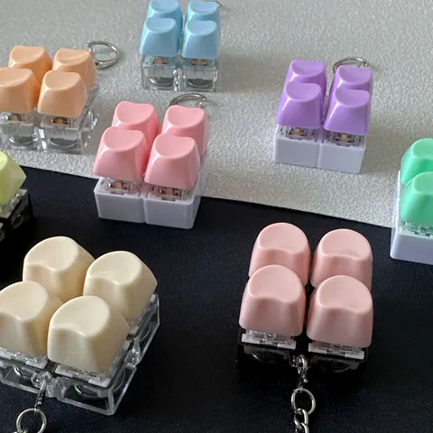 Llavero Fidget de Teclado Mecánico de Plástico en Forma de Corazón Juguete de Descompresión Colgante de Bolso Lindo Regalo