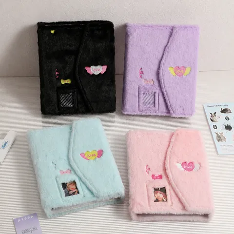 Classeur de Photocard en Peluche Polaroid Mini Album Photo Broderie Ailes de Cœur Mignon Carnet de Collection Cartes d'Idole