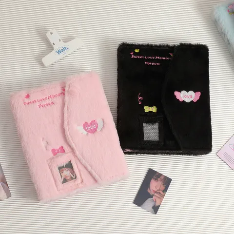 Classeur de Photocard en Peluche Polaroid Mini Album Photo Broderie Ailes de Cœur Mignon Carnet de Collection Cartes d'Idole