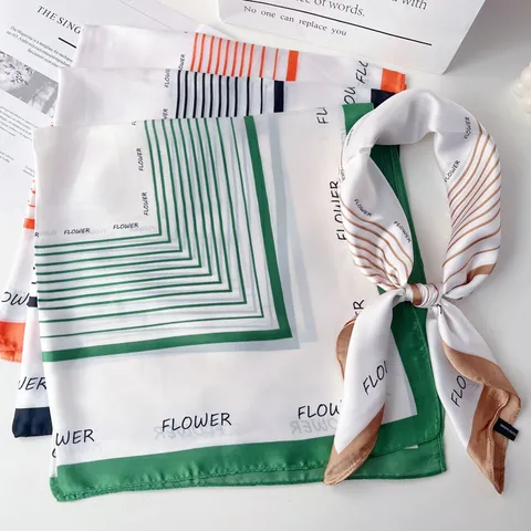 Vierkante Polyester Sjaal Met Geometrische Streep En Letter Print Mode Veelzijdige Hals Sjaal Voor Dames