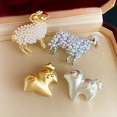 Cute Sheep Lamb Brooch Pin Artificial Pearl Inlaid Alloy Metal Matte Gold Silver Animal Lapel Pin For Women Fashion Jewelry Accessories