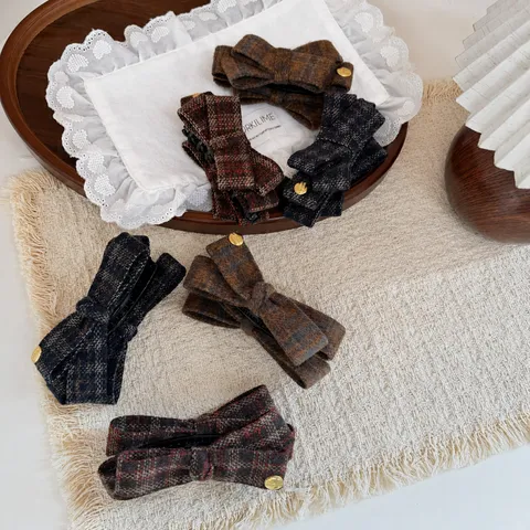 Pince Banane Vintage à Nœud en Laine à Carreaux pour Femmes Barrettes à Cheveux Rétro avec Étiquette en Métal pour Automne Hiver Accessoires Cheveux en Tissu Épais