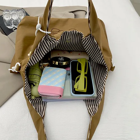 Sac Cabas en Toile Imprimé Chien de Dessin Animé pour Femmes Grande Capacité Style Japonais Sac à Bandoulière Étudiants Avec Porte-clés Poupée