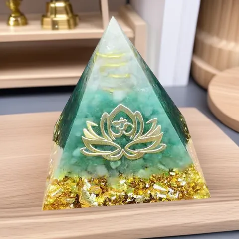 Green Aventurine Crystal Pyramid Ornaments Handmade Resin Stone Gold Foil Energy Pyramid Home Office Desktop Decor