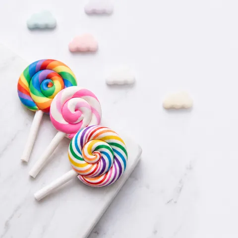 Simulierte Lutscher-Anhänger Fimo Spiralregenbogenmuster Für DIY-Bastelarbeiten Handyhüllen Kopfschmuck-Dekoration Handgefertigt