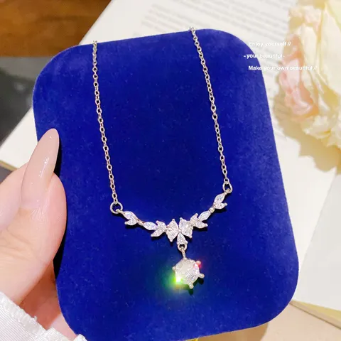Collier Pendentif en Acier Titane Fleur de Glycine pour Femmes Zirconia Floral Luxe Léger Chaîne de Clavicule Bijoux Élégants