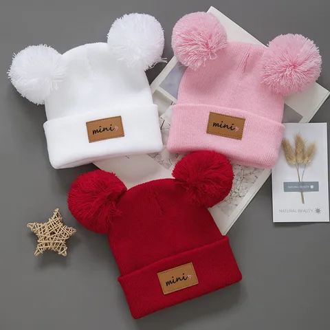 Acryl Kinder Gebreide Muts Winter Baby Beanie Schattig Dubbele Pompon Warm Letter Patch Pullover Muts Voor Peuters Jongens Meisjes