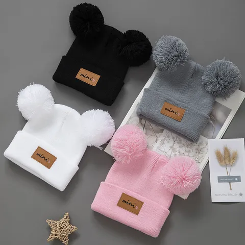 Acryl Kinder Gebreide Muts Winter Baby Beanie Schattig Dubbele Pompon Warm Letter Patch Pullover Muts Voor Peuters Jongens Meisjes