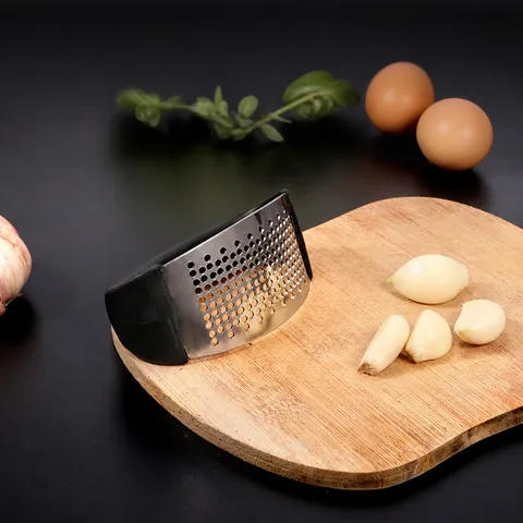 Stainless Steel Garlic Press Manual Garlic Mincer Ergonomic Curved Garlic Crusher Kitchen Tool Ginger Press