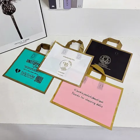 Tragbare Plastik Einkaufsbeutel mit Großer Kapazität Wasserdichte PE Geschenkverpackung Beutel mit Goldenem Griff für Bekleidungseinzelhandel