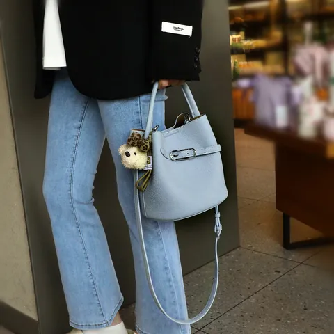 Borsa Secchiello in Vera Pelle da Donna Casual Borsa a Tracolla con Grazioso Ciondolo in Peluche