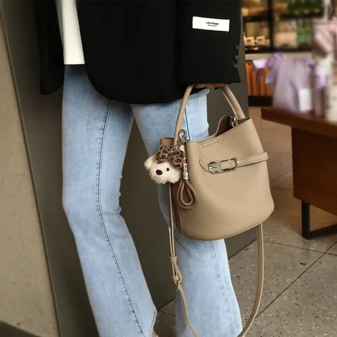 Borsa Secchiello in Vera Pelle da Donna Casual Borsa a Tracolla con Grazioso Ciondolo in Peluche