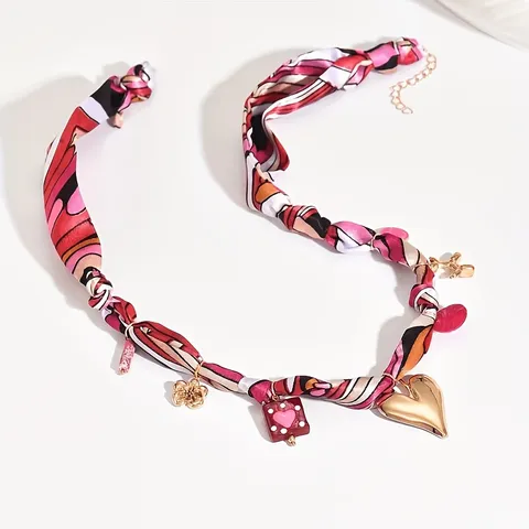 Collier Chaîne En Ruban De Foulard En Tissu Rétro Exagéré Avec Pendentif Cœur En Métal Alliage Bijoux De Mode Pour Femmes