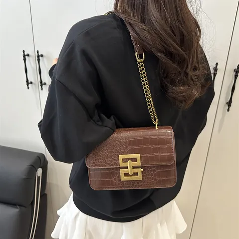 Women Retro Crocodile Pattern PU Leather Crossbody Bag Elegant Metal Lock Chain Shoulder Bag Daily Commuter Handbag